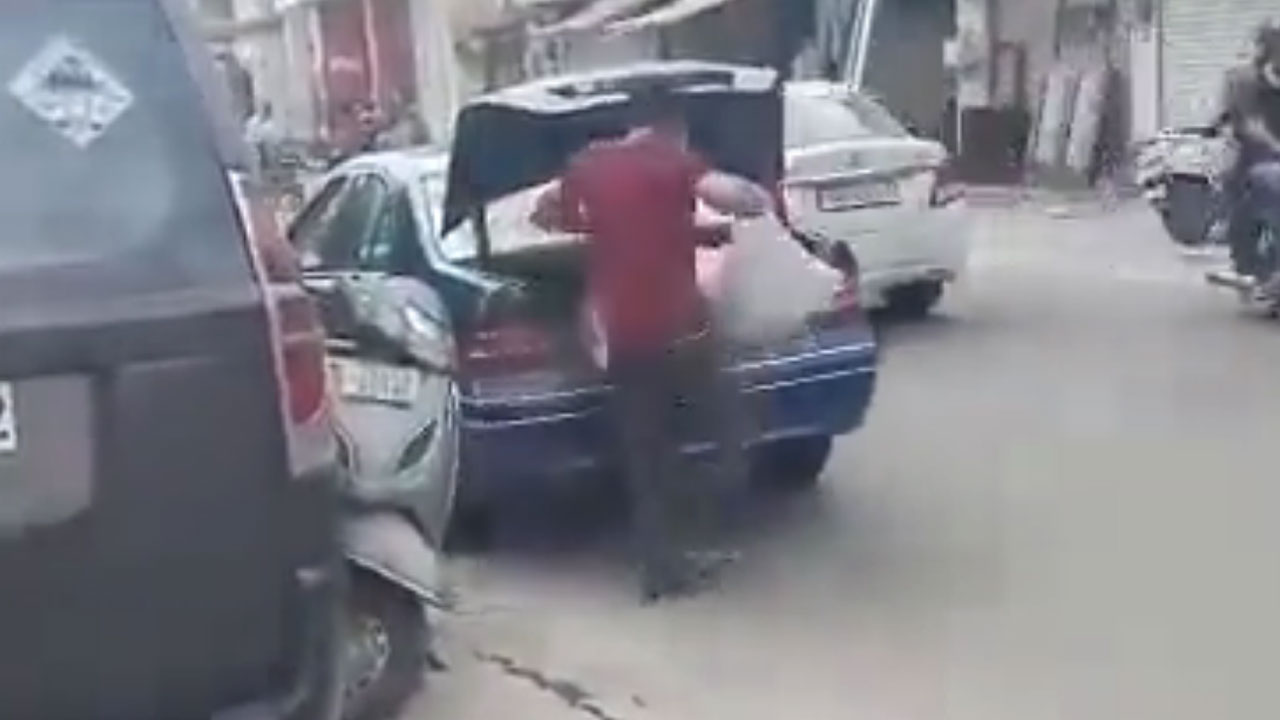 Viral Video: రేషన్ తీసుకోవడానికి మెర్సిడెస్ జెంజ్లో వచ్చిన ‘పేదవాడు’ Viral Video: రేషన్ తీసుకోవడానికి మెర్సిడెస్ జెంజ్లో వచ్చిన ‘పేదవాడు’