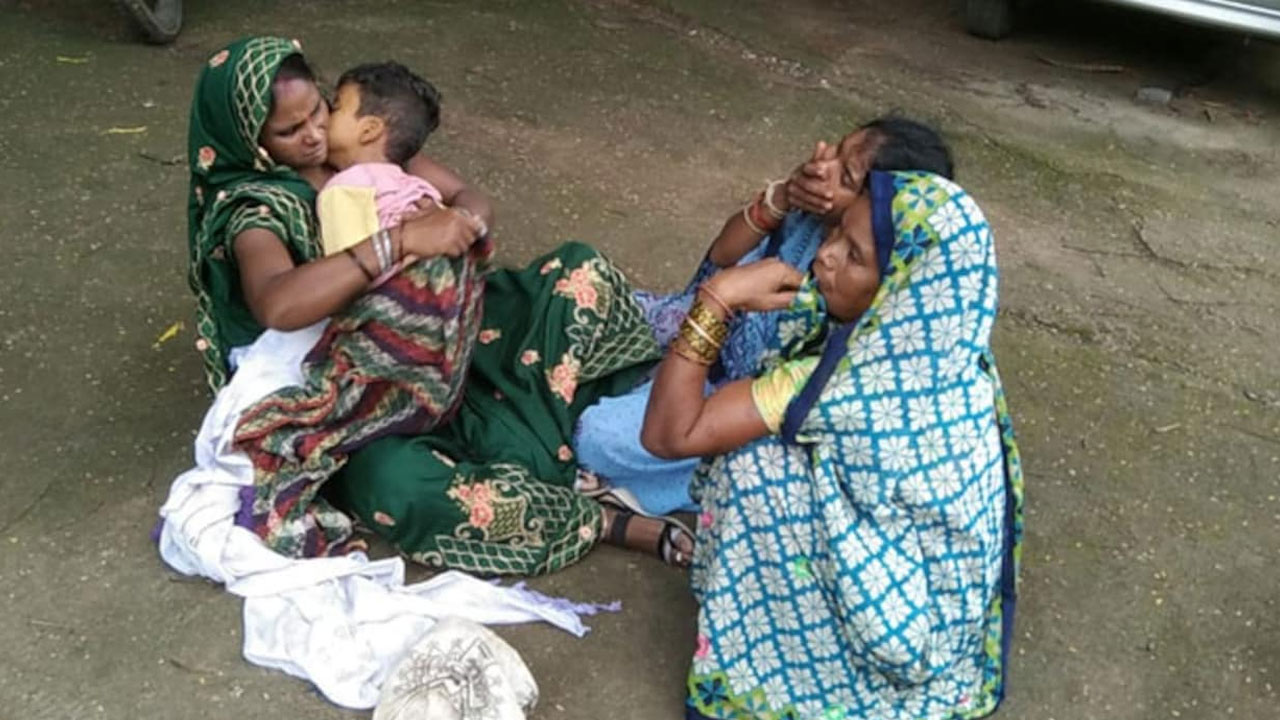Child Dies In Mother Arms: ఆసుపత్రిలో డాక్టర్ కోసం ఎదురు చూస్తూ తల్లి ఒడిలోనే కన్నుమూసిన 5 ఏళ్ల చిన్నారి Child Dies In Mother Arms: ఆసుపత్రిలో డాక్టర్ కోసం ఎదురు చూస్తూ తల్లి ఒడిలోనే కన్నుమూసిన 5 ఏళ్ల చిన్నారి