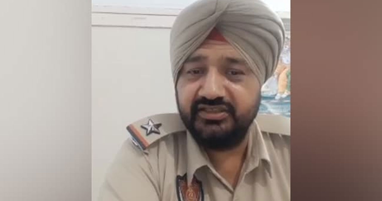 Punjab: పోలీస్ స్టేషన్లోనే సర్వీస్ రివాల్వర్తో కాల్చుకుని ఆత్మహత్య చేసుకున్న ఏఎస్ఐ.. వీడియోలో సీనియర్ అధికారి పేరు Punjab: పోలీస్ స్టేషన్లోనే సర్వీస్ రివాల్వర్తో కాల్చుకుని ఆత్మహత్య చేసుకున్న ఏఎస్ఐ.. వీడియోలో సీనియర్ అధికారి పేరు