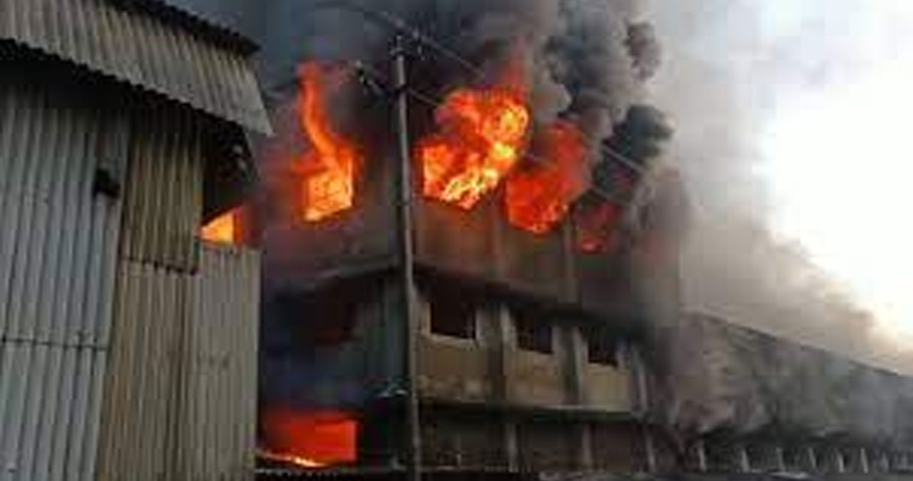 Surat: కెమికల్ ఫ్యాక్టరీలో అగ్ని ప్రమాదం.. ఒకరు మృతి, ముగ్గురు మిస్సింగ్, 20 మందికి గాయాలు Surat: కెమికల్ ఫ్యాక్టరీలో అగ్ని ప్రమాదం.. ఒకరు మృతి, ముగ్గురు మిస్సింగ్, 20 మందికి గాయాలు
