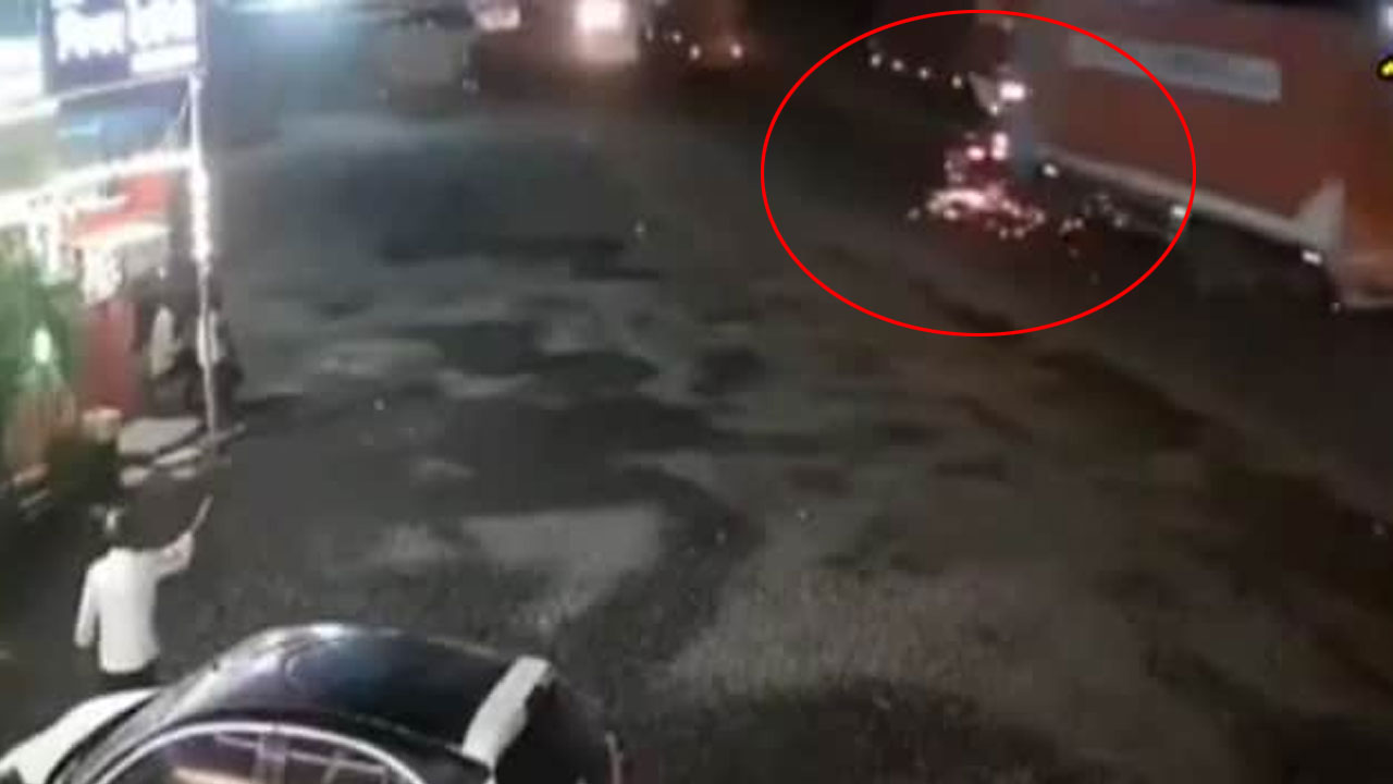 Pune-Ahmednagar Highway: కారును ఢీకొట్టి 2కి.మీ. ఈడ్చుకెళ్లిన కంటైనర్.. విచిత్రం ఏంటంటే, కారులో ఉన్నవారంతా సేఫ్ Pune-Ahmednagar Highway: కారును ఢీకొట్టి 2కి.మీ. ఈడ్చుకెళ్లిన కంటైనర్.. విచిత్రం ఏంటంటే, కారులో ఉన్నవారంతా సేఫ్