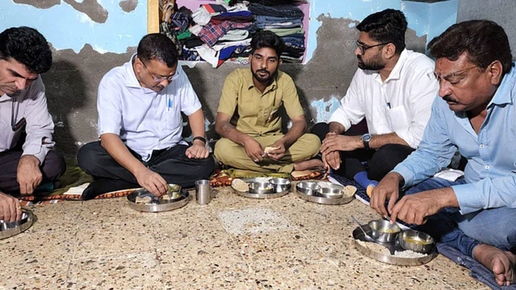 Arvind Kejriwal finally enjoys dinner with Gujarat auto rickshaw driver