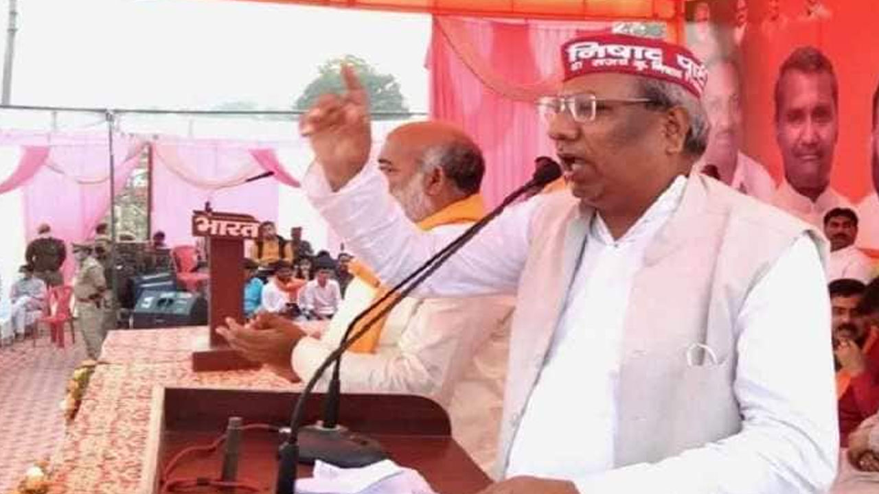 Sanjay Nishad: దేశంలో మతపరమైన ఉన్మాదం వ్యాపించింది.. యూపీ మంత్రి వివాదాస్పద వ్యాఖ్యలు Sanjay Nishad: దేశంలో మతపరమైన ఉన్మాదం వ్యాపించింది.. యూపీ మంత్రి వివాదాస్పద వ్యాఖ్యలు
