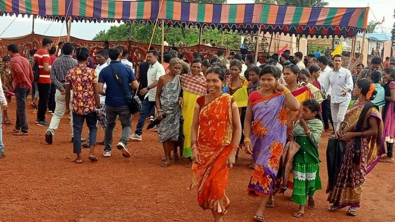 Odisha: మల్కాన్గిరిలో లొంగిపోయిన 700కు పైగా నక్సల్ సానుభూతిపరులు Odisha: మల్కాన్గిరిలో లొంగిపోయిన 700కు పైగా నక్సల్ సానుభూతిపరులు