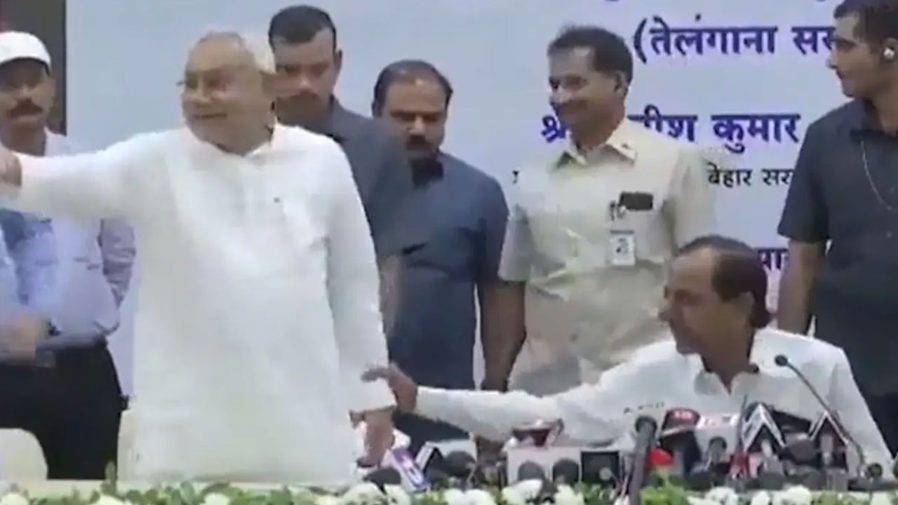 Nitish kumar-CMKCR: మీడియా ప్రశ్న వినగానే లేచి వెళ్లిపోబోయిన నితీశ్.. చెయ్యిపట్టి కూర్చోబెట్టిన కేసీఆర్ Nitish kumar-CMKCR: మీడియా ప్రశ్న వినగానే లేచి వెళ్లిపోబోయిన నితీశ్.. చెయ్యిపట్టి కూర్చోబెట్టిన కేసీఆర్