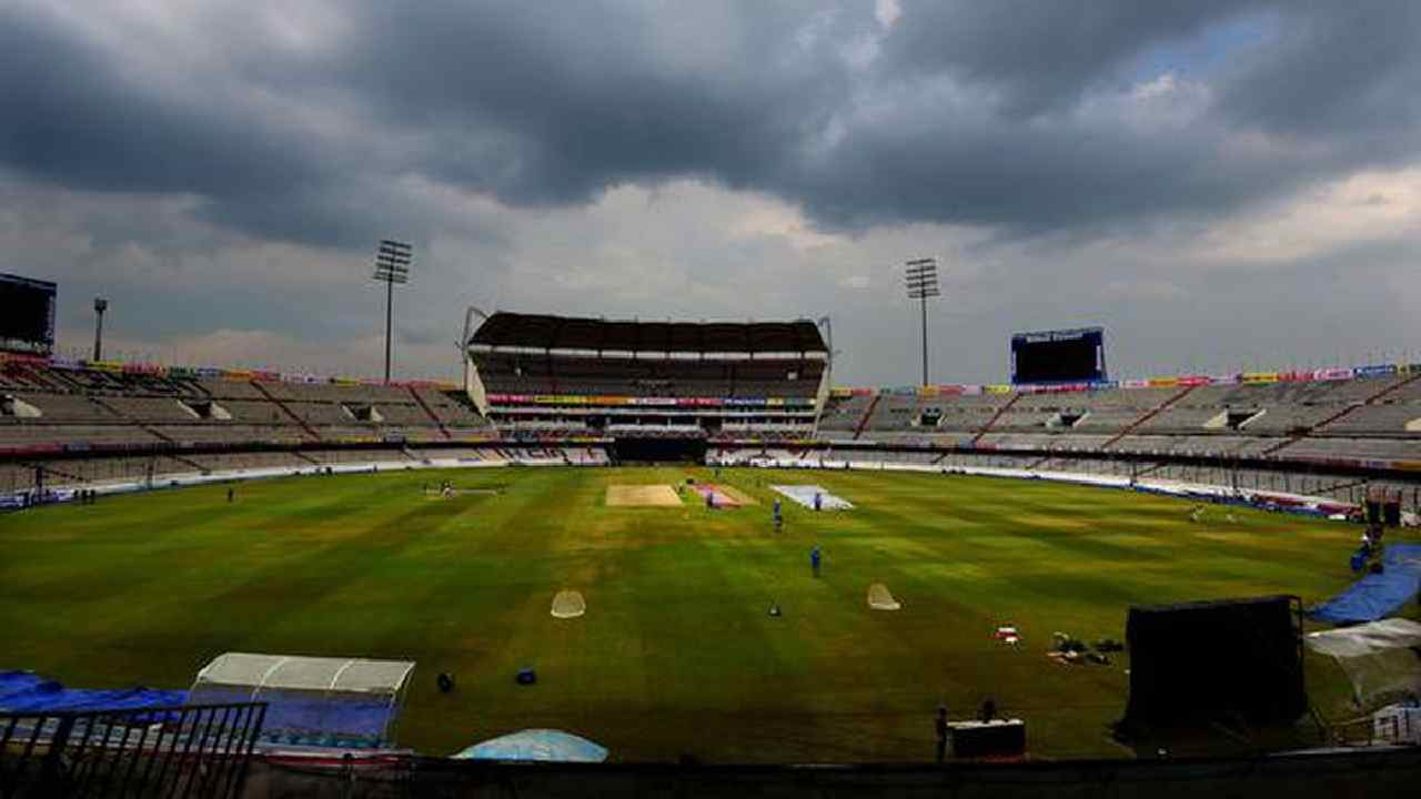 Uppal Match: ఉప్పల్ మ్యాచ్ టిక్కెట్ల కోసం రగడ.. జింఖానా గ్రౌండ్ వద్ద బారులు తీరిన అభిమానులు Uppal Match: ఉప్పల్ మ్యాచ్ టిక్కెట్ల కోసం రగడ.. జింఖానా గ్రౌండ్ వద్ద బారులు తీరిన అభిమానులు