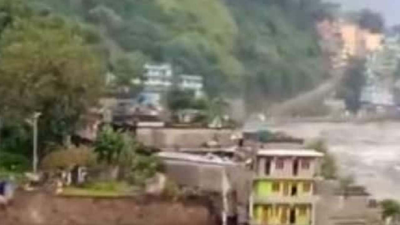 Uttarakhand Cloudburst: ఉత్తరాఖండ్లో కుంభవృష్టి.. భారీ వరదలకు కూలుతున్న ఇండ్లు.. వీడియో వైరల్ Uttarakhand Cloudburst: ఉత్తరాఖండ్లో కుంభవృష్టి.. భారీ వరదలకు కూలుతున్న ఇండ్లు.. వీడియో వైరల్