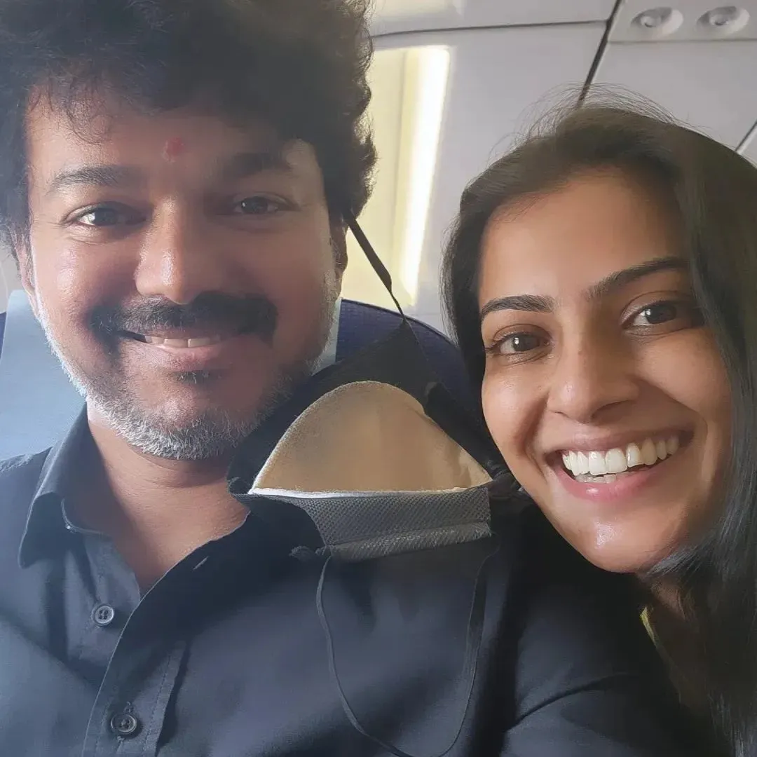Varalakshmi Sarath Kumar Selfies with Vijay in Flight 