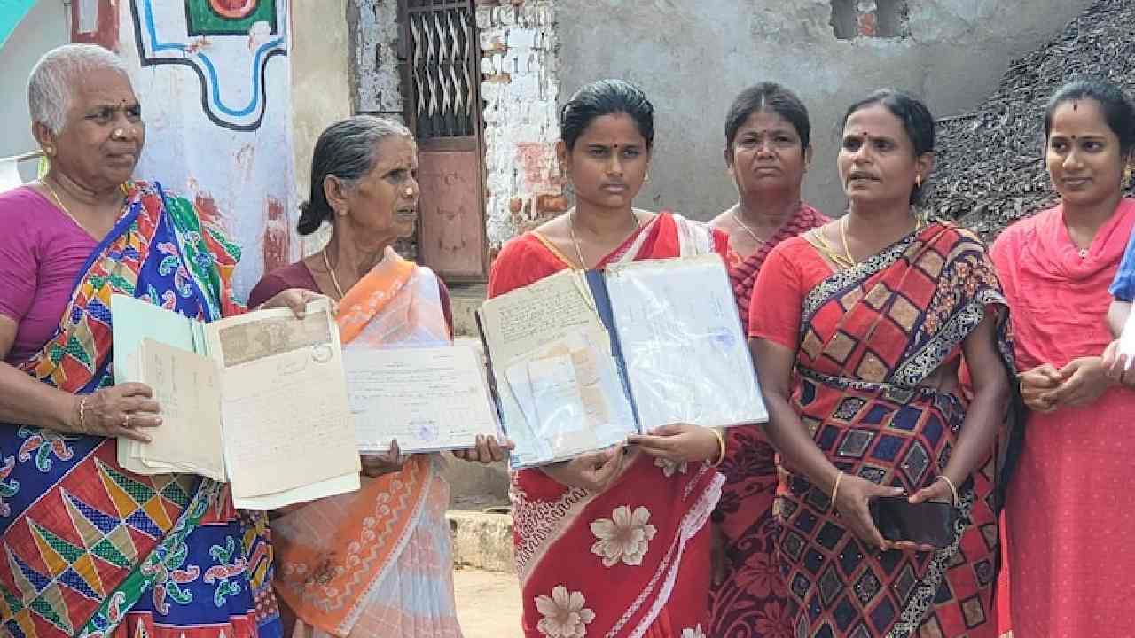 Waqf Board: పొలం అమ్మాలనుకున్న రైతుకు షాక్.. ఊరంతా మా భూమే అంటున్న వక్ఫ్ బోర్డ్.. ఆ ఊళ్లో పురాతన దేవాలయం కూడా Waqf Board: పొలం అమ్మాలనుకున్న రైతుకు షాక్.. ఊరంతా మా భూమే అంటున్న వక్ఫ్ బోర్డ్.. ఆ ఊళ్లో పురాతన దేవాలయం కూడా