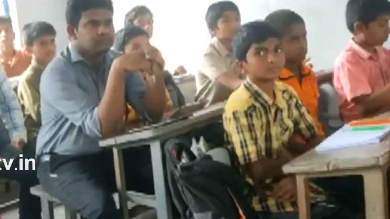 Warangal Collector Gopi : స్టూడెంట్గా మారిన కలెక్టర్.. క్లాస్ రూమ్లో విద్యార్థులతో కలిసి పాఠాలు విన్నారు Warangal Collector Gopi : స్టూడెంట్గా మారిన కలెక్టర్.. క్లాస్ రూమ్లో విద్యార్థులతో కలిసి పాఠాలు విన్నారు