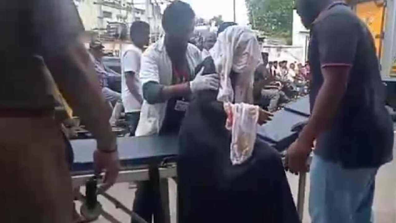 Woman Advocate Attacked: మహిళా న్యాయవాదిపై కొడవలితో దాడి.. అడ్డుకున్న కూతురుకూ గాయాలు Woman Advocate Attacked: మహిళా న్యాయవాదిపై కొడవలితో దాడి.. అడ్డుకున్న కూతురుకూ గాయాలు