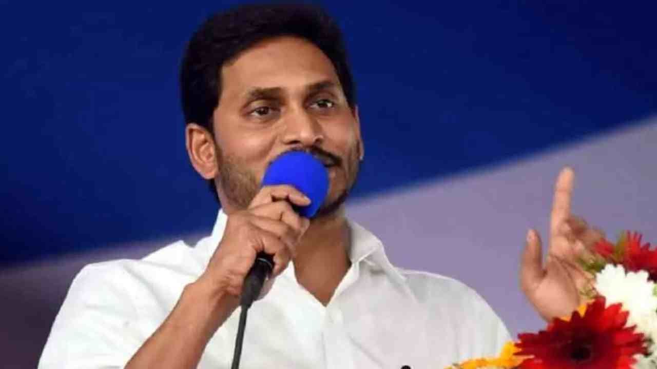 AP CM Jagan: చంద్రబాబు హైదరాబాద్కు లోకల్.. కుప్పంకు నాన్ లోకల్ .. AP CM Jagan: చంద్రబాబు హైదరాబాద్కు లోకల్.. కుప్పంకు నాన్ లోకల్ ..