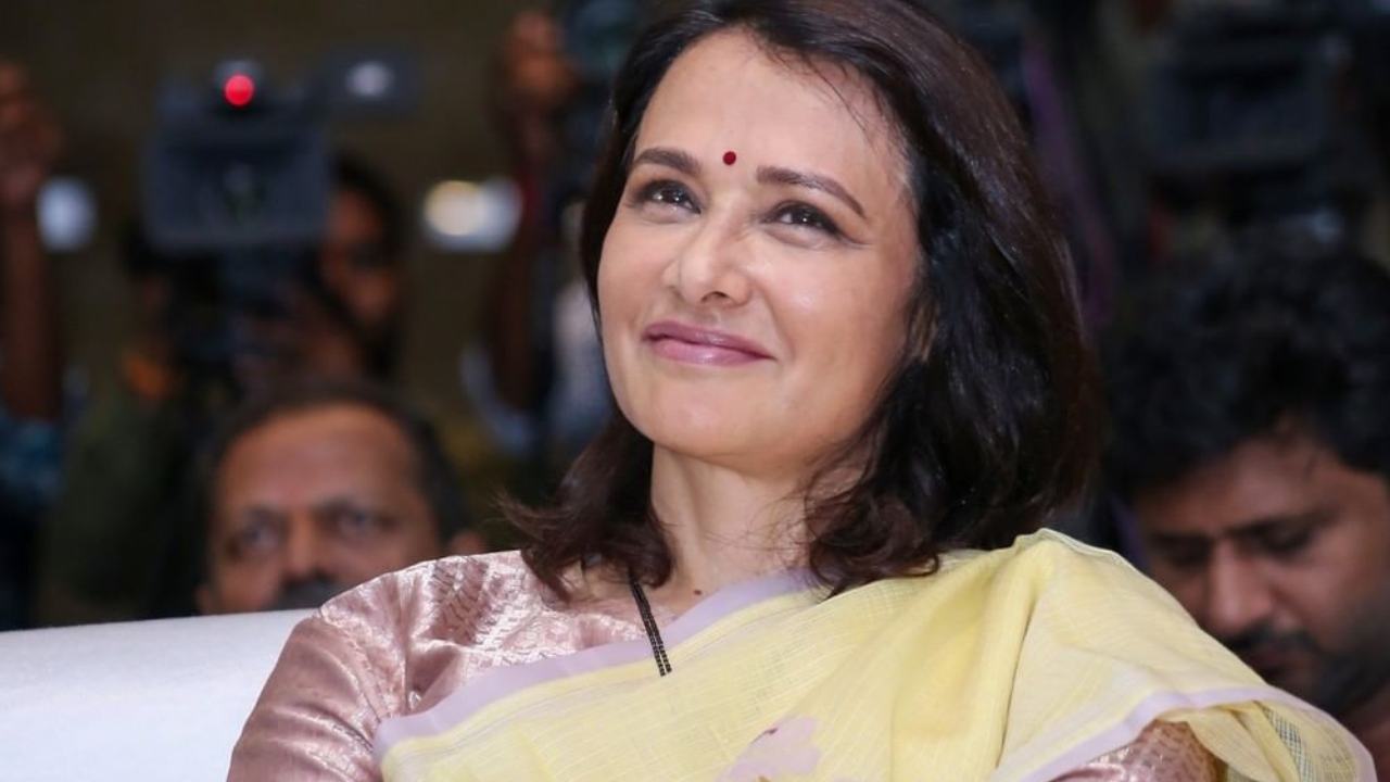 Akkineni Amala : శర్వానంద్ నా మూడో కొడుకు.. పదేళ్ల తర్వాత మళ్ళీ సినిమా చేస్తున్నా.. Akkineni Amala : శర్వానంద్ నా మూడో కొడుకు.. పదేళ్ల తర్వాత మళ్ళీ సినిమా చేస్తున్నా..
