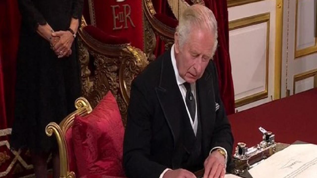 #KingCharlesIII: ప్రిన్స్ ఛార్లెస్ ఇకపై కింగ్ ఛార్లెస్.. బాధ్యతలు స్వీకరించిన ఎలిజబెత్-II కుమారుడు #KingCharlesIII: ప్రిన్స్ ఛార్లెస్ ఇకపై కింగ్ ఛార్లెస్.. బాధ్యతలు స్వీకరించిన ఎలిజబెత్-II కుమారుడు