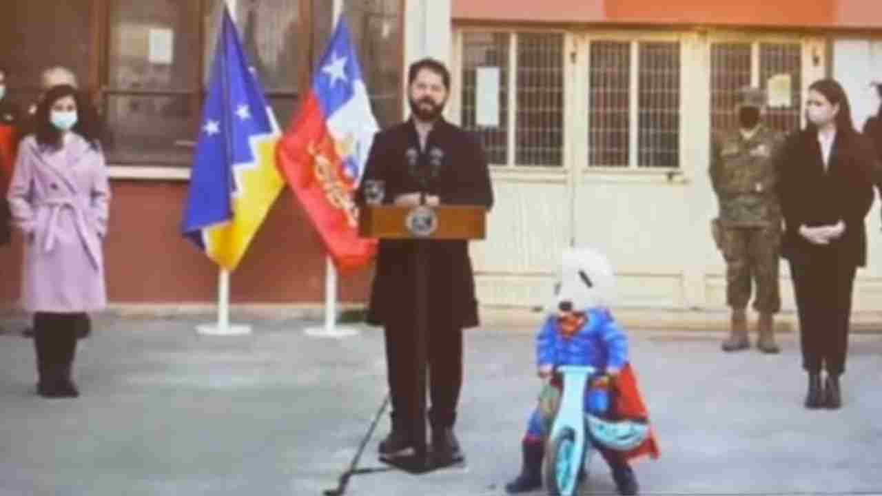 Chile President Speech: ఈ బుడ్డోడు మామూలోడు కాదు.. అధ్యక్షుడు చుట్టూ సైకిల్పై చక్కర్లు కొట్టిన సూపర్ మ్యాన్.. వీడియో వైరల్ Chile President Speech: ఈ బుడ్డోడు మామూలోడు కాదు.. అధ్యక్షుడు చుట్టూ సైకిల్పై చక్కర్లు కొట్టిన సూపర్ మ్యాన్.. వీడియో వైరల్