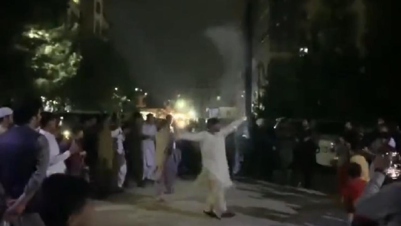 Afghanistan people celebrations: శ్రీలంక చేతిలో పాక్ చిత్తుగా ఓడినందుకు అఫ్గాన్లో సంబరాలు.. వీడియో వైరల్ Afghanistan people celebrations: శ్రీలంక చేతిలో పాక్ చిత్తుగా ఓడినందుకు అఫ్గాన్లో సంబరాలు.. వీడియో వైరల్