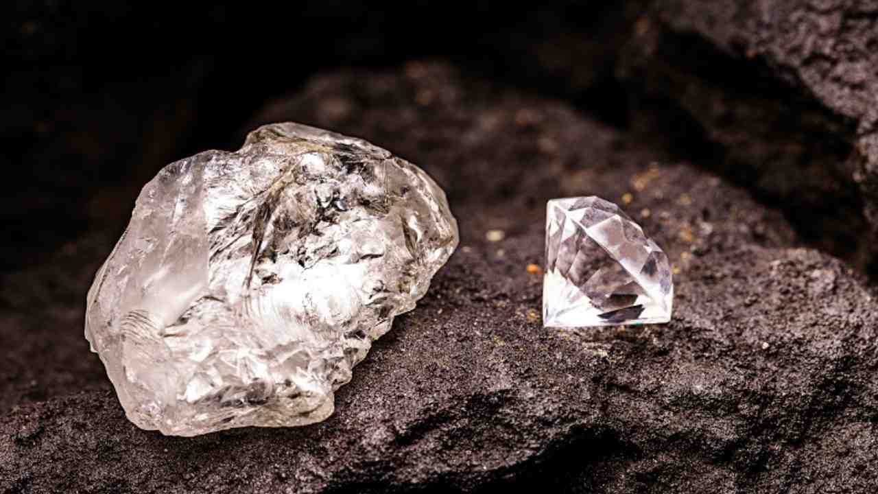 Panna Diamond: వజ్రం దొరికింది.. రైతు పొలంలో మూడు క్యారెట్ల వజ్రం.. ఏం చేశారంటే.. Panna Diamond: వజ్రం దొరికింది.. రైతు పొలంలో మూడు క్యారెట్ల వజ్రం.. ఏం చేశారంటే..