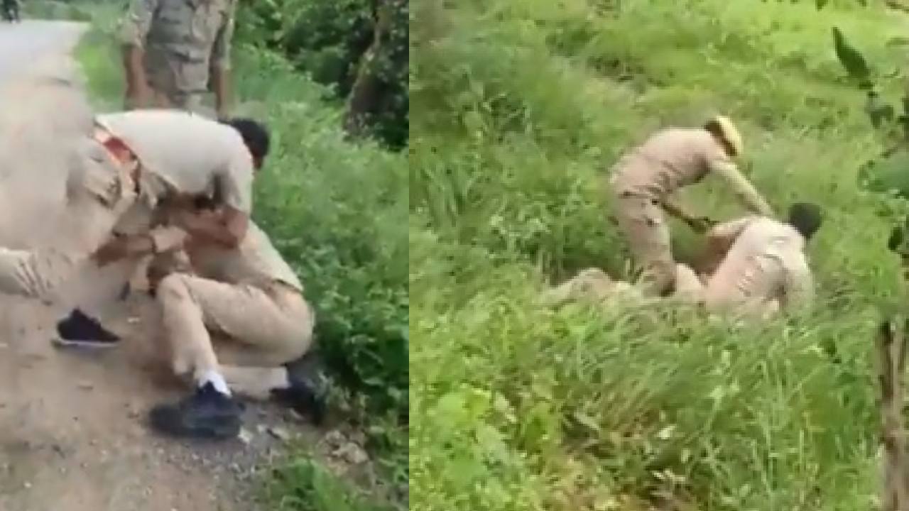 Constable Fights With Home Guard: నడిరోడ్డుపై భీకరంగా కొట్టుకున్న పోలీస్ కానిస్టేబుల్, హోంగార్డు… వీడియో వైరల్ Constable Fights With Home Guard: నడిరోడ్డుపై భీకరంగా కొట్టుకున్న పోలీస్ కానిస్టేబుల్, హోంగార్డు… వీడియో వైరల్