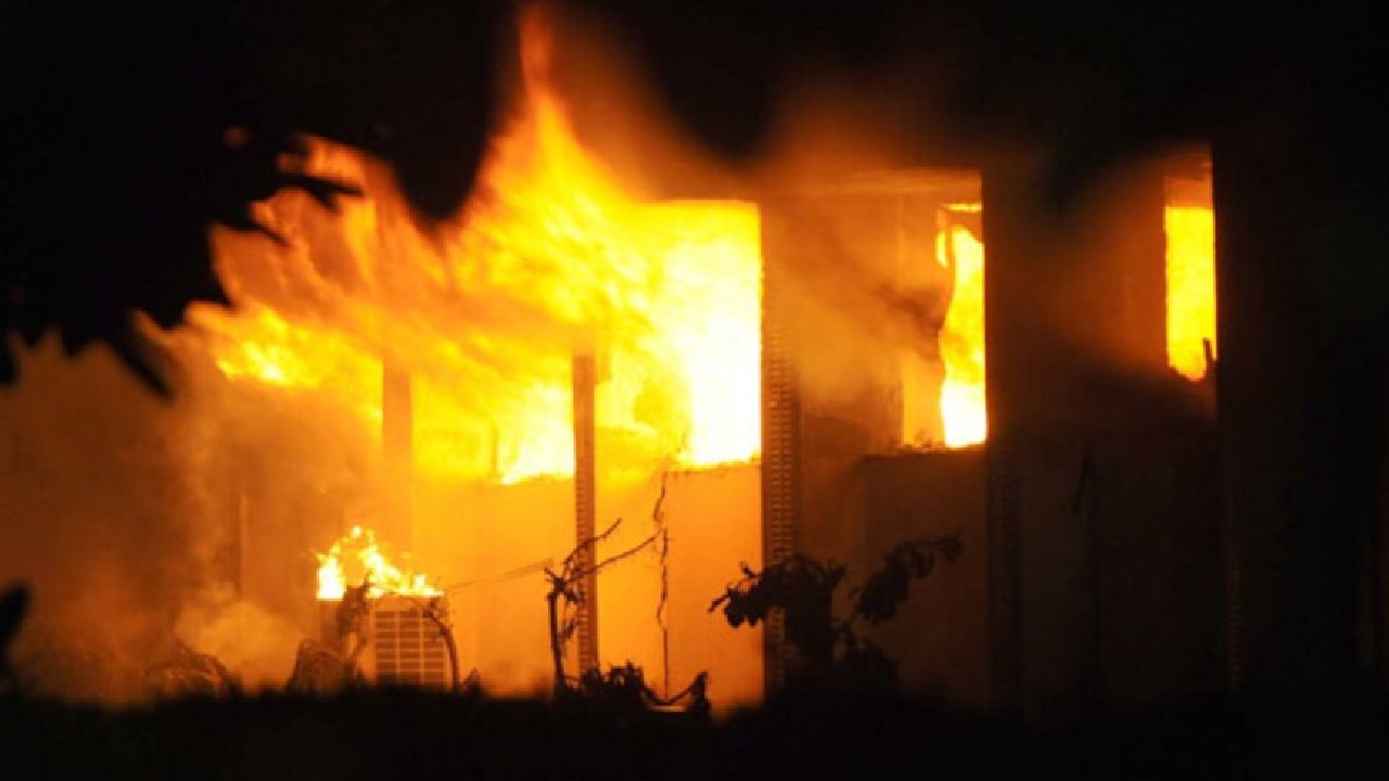 Jharkhand Showroom Fire: షోరూంలో ఘోర అగ్ని ప్రమాదం.. ఒకరి మృతి.. కాలిపోయిన 300 బైకులు Jharkhand Showroom Fire: షోరూంలో ఘోర అగ్ని ప్రమాదం.. ఒకరి మృతి.. కాలిపోయిన 300 బైకులు