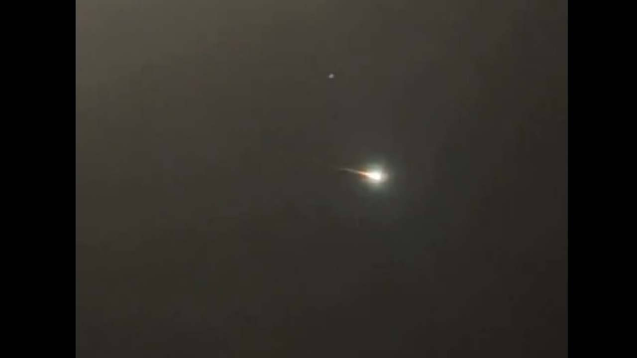 Stunning Fireball: ఆకాశంలో వింత.. మండుతూ దూసుకువెళ్లిన ఖగోళ వస్తువు.. వీడియో Stunning Fireball: ఆకాశంలో వింత.. మండుతూ దూసుకువెళ్లిన ఖగోళ వస్తువు.. వీడియో