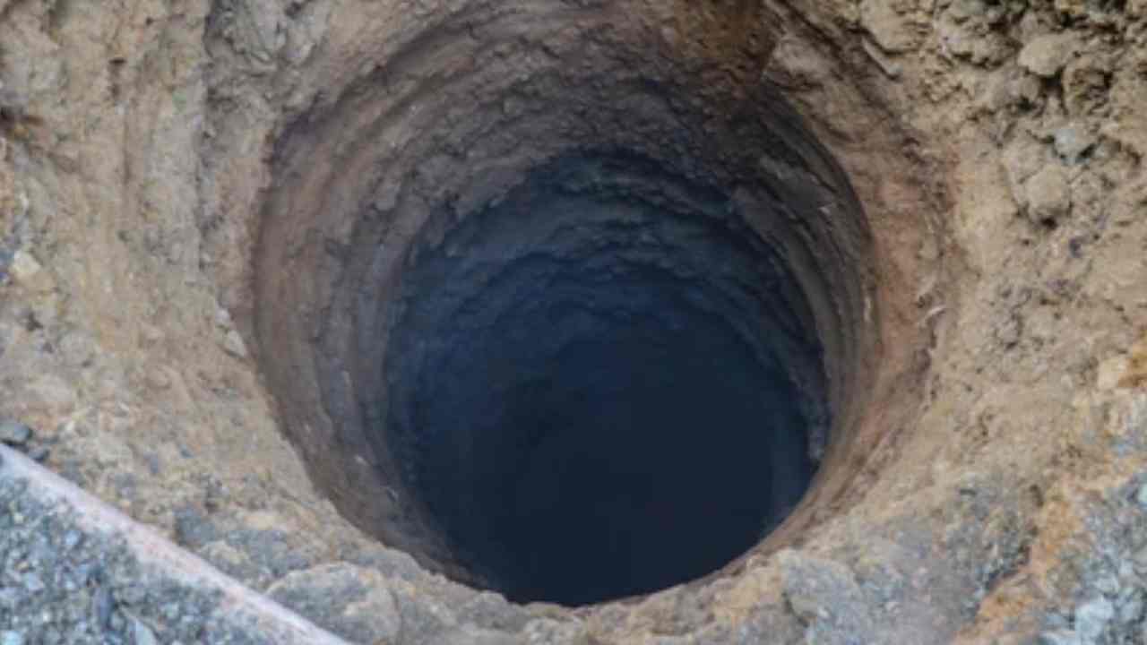 Rajasthan: బోరు బావిలో పడిన రెండేళ్ల చిన్నారి.. కాపాడేందుకు కొనసాగుతున్న సహాయక చర్యలు Rajasthan: బోరు బావిలో పడిన రెండేళ్ల చిన్నారి.. కాపాడేందుకు కొనసాగుతున్న సహాయక చర్యలు