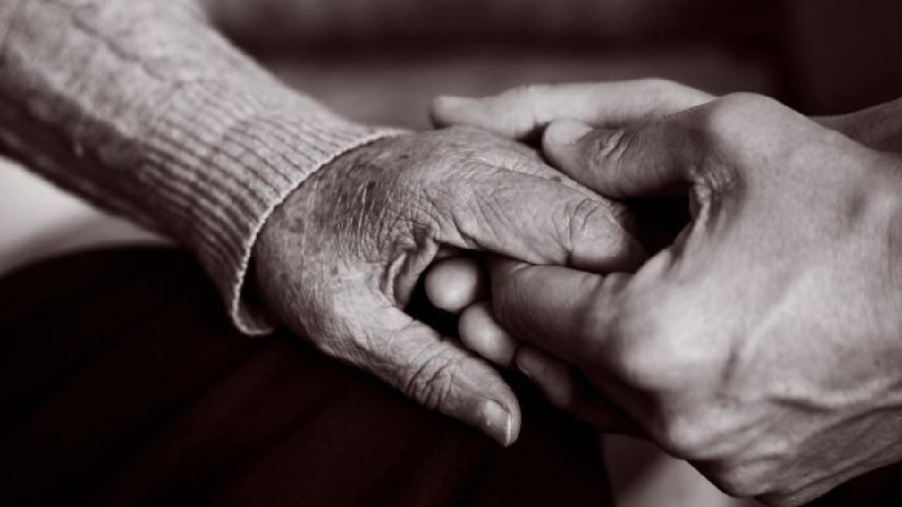 Brother meets sister after 75 years: 75 ఏళ్ల తర్వాత చెల్లిని కలిసిన అన్న.. ఆనందానికి అవధులు లేవు Brother meets sister after 75 years: 75 ఏళ్ల తర్వాత చెల్లిని కలిసిన అన్న.. ఆనందానికి అవధులు లేవు