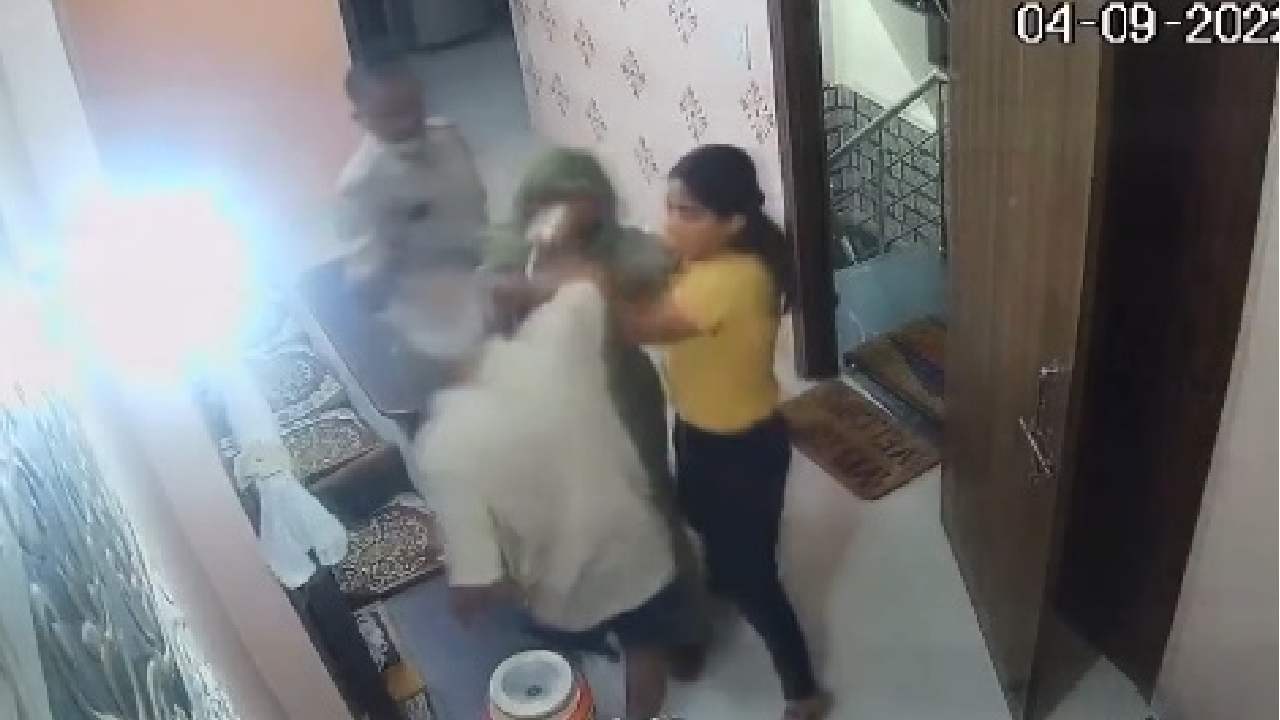 Cop Slaps Her Father-In-Law: మామ చెంపలపై కొడుతూ రెచ్చిపోయిన పోలీస్ కోడలు.. వీడియో వైరల్ Cop Slaps Her Father-In-Law: మామ చెంపలపై కొడుతూ రెచ్చిపోయిన పోలీస్ కోడలు.. వీడియో వైరల్