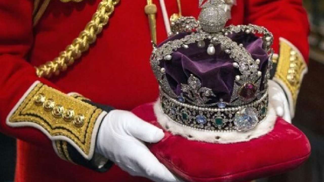 Queen Elizabeth II: బ్రిటన్ రాణి ఎలిజబెత్-II కిరీటంలో కోహినూర్.. ఇప్పుడు మరొకరికి దక్కనున్న మన వజ్రం Queen Elizabeth II: బ్రిటన్ రాణి ఎలిజబెత్-II కిరీటంలో కోహినూర్.. ఇప్పుడు మరొకరికి దక్కనున్న మన వజ్రం