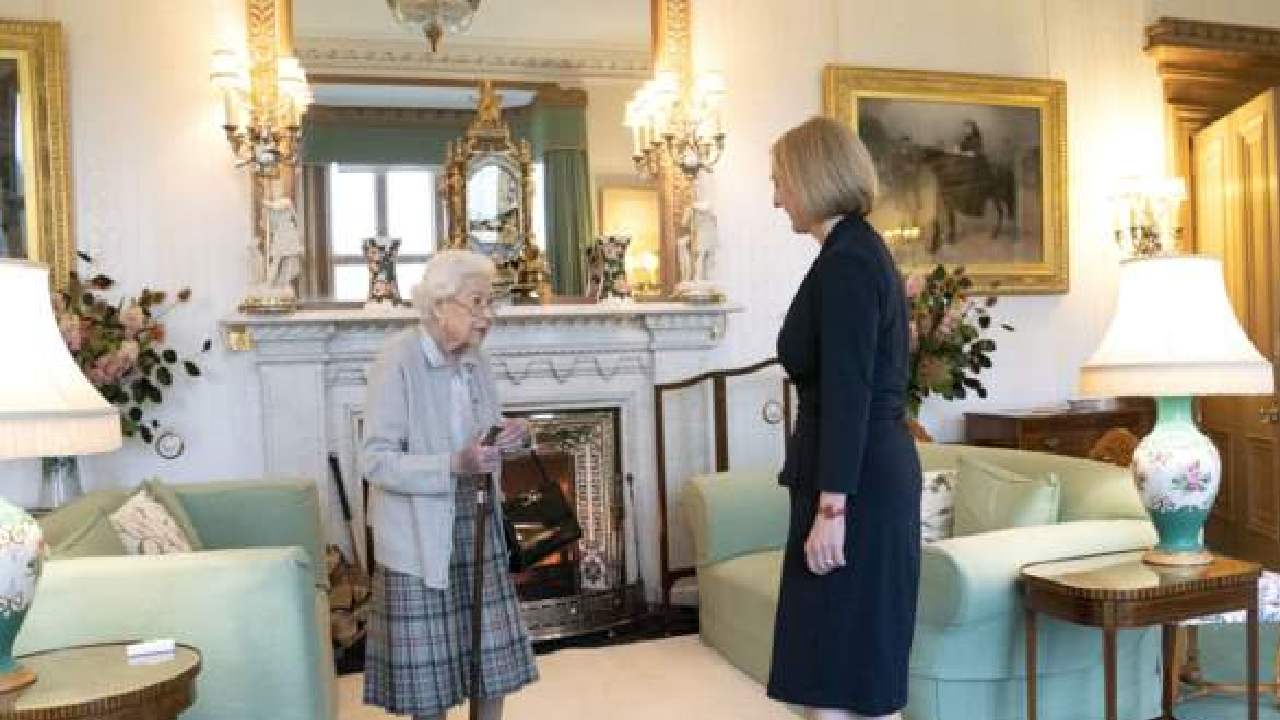 Liz Truss becomes prime minister: ఎలిజబెత్-IIకు రాజీనామా లేఖ అందించిన బోరిస్ జాన్సన్.. బ్రిటన్ ప్రధానిగా లిజ్ ట్రస్ Liz Truss becomes prime minister: ఎలిజబెత్-IIకు రాజీనామా లేఖ అందించిన బోరిస్ జాన్సన్.. బ్రిటన్ ప్రధానిగా లిజ్ ట్రస్