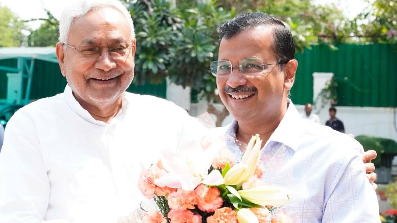 Nitish Kumar Meets Arvind Kejriwal: కేజ్రీవాల్తో నితీశ్ కుమార్ చర్చలు.. ప్రతిపక్షాలను ఏకం చేస్తున్న బిహార్ సీఎం Nitish Kumar Meets Arvind Kejriwal: కేజ్రీవాల్తో నితీశ్ కుమార్ చర్చలు.. ప్రతిపక్షాలను ఏకం చేస్తున్న బిహార్ సీఎం
