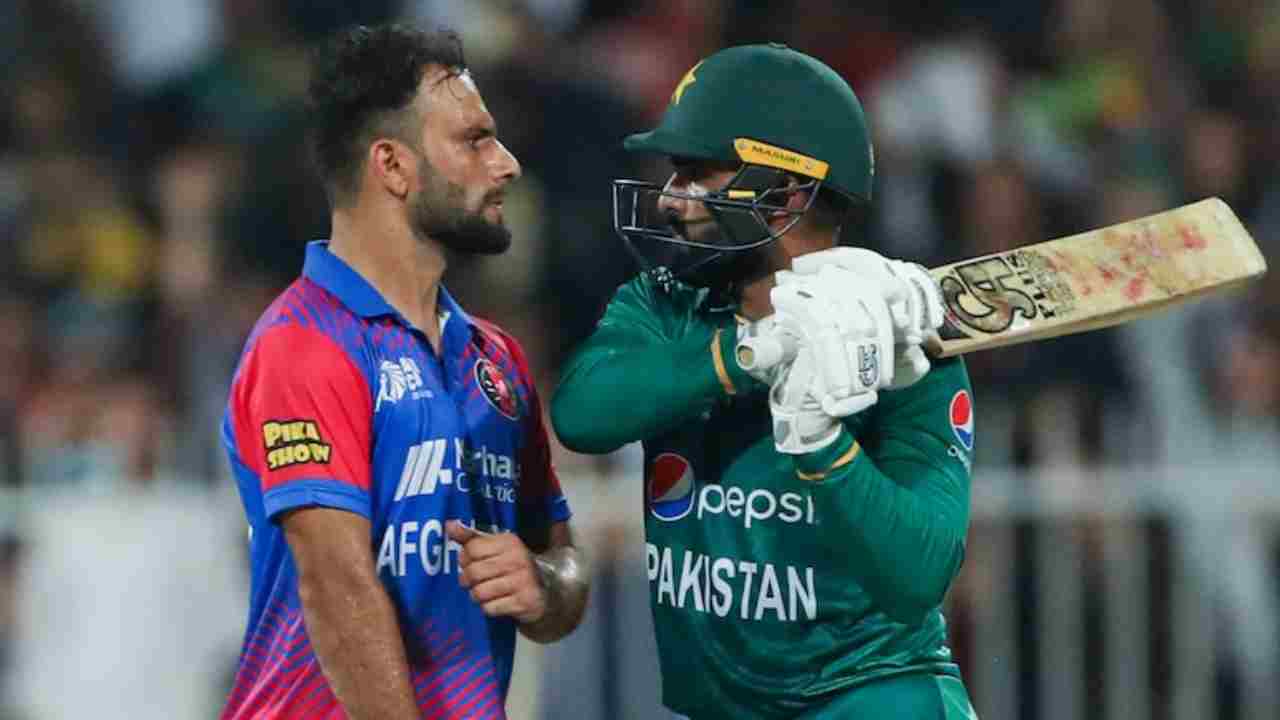PAK vs AFG Match: అఫ్గాన్ బౌలర్ను కొట్టేందుకు బ్యాట్ పైకెత్తిన పాక్ క్రికెటర్.. బౌలర్ ఏం చేశాడంటే.. వీడియో వైరల్ .. PAK vs AFG Match: అఫ్గాన్ బౌలర్ను కొట్టేందుకు బ్యాట్ పైకెత్తిన పాక్ క్రికెటర్.. బౌలర్ ఏం చేశాడంటే.. వీడియో వైరల్ ..