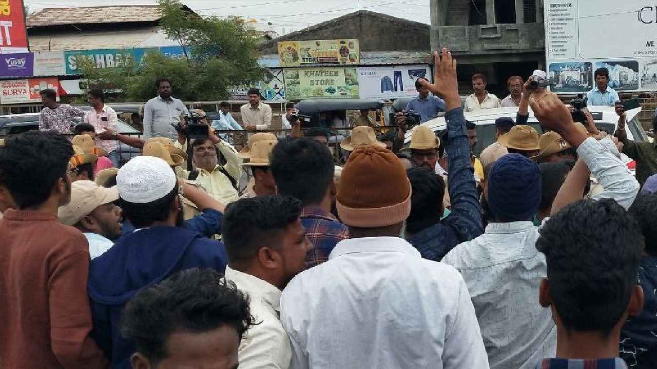PFI furious due to NIA’s action: కేరళలో విధ్వంసం సృష్టించిన పీఎఫ్ఐ కార్యకర్తలు.. పలువురి అరెస్టు PFI furious due to NIA’s action: కేరళలో విధ్వంసం సృష్టించిన పీఎఫ్ఐ కార్యకర్తలు.. పలువురి అరెస్టు