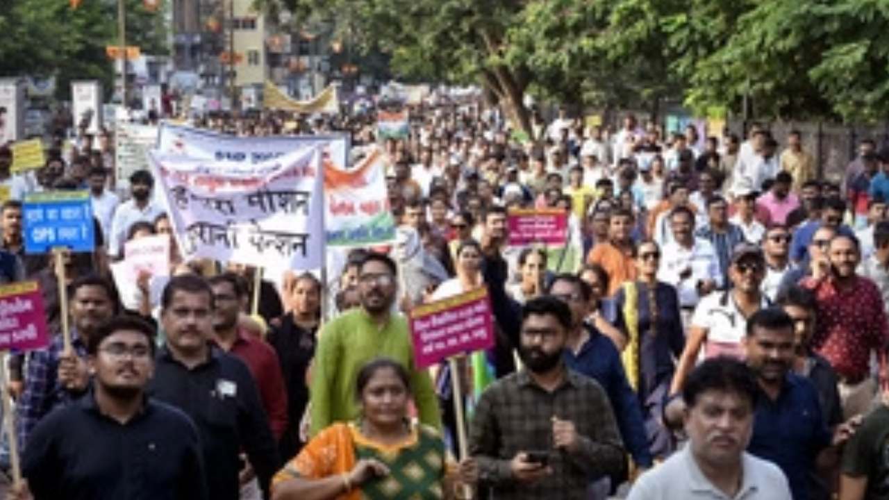 Gujarat: ఎన్నికల ముందు ప్రభుత్వంపై మాస్ నిరసనకు దిగిన వేలాది ఉద్యోగులు Gujarat: ఎన్నికల ముందు ప్రభుత్వంపై మాస్ నిరసనకు దిగిన వేలాది ఉద్యోగులు