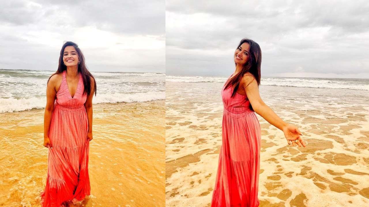 Pujita Ponnada : బీచ్ లో అలలతో అల్లరి చేస్తున్న పూజిత పొన్నాడ