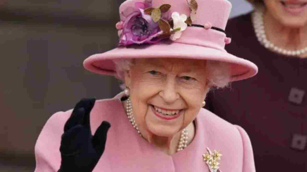 Queen Elizabeth II: క్విన్ ఎలిజబెత్ -2 ఇన్నేళ్లు ఆరోగ్యంగా ఉండటానికి కారణమేంటో తెలుసా.. ఆమె మిమిక్రీ కూడా చేస్తారట! Queen Elizabeth II: క్విన్ ఎలిజబెత్ -2 ఇన్నేళ్లు ఆరోగ్యంగా ఉండటానికి కారణమేంటో తెలుసా.. ఆమె మిమిక్రీ కూడా చేస్తారట!