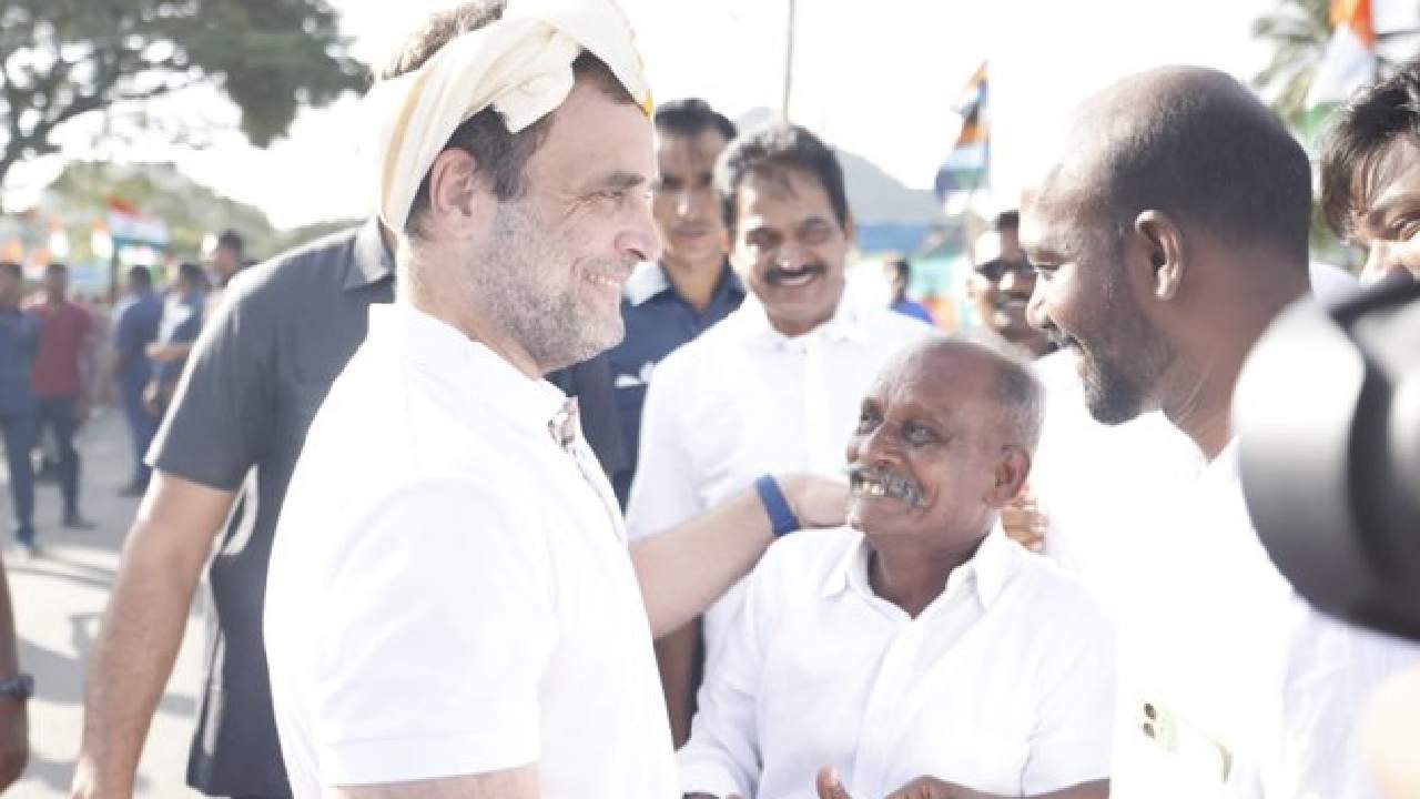 3rd Day Bharat Jodo Yatra: రాహుల్ గాంధీని కలిసిన ‘విలేజ్ కుకింగ్ ఛానెల్’ సభ్యులు 3rd Day Bharat Jodo Yatra: రాహుల్ గాంధీని కలిసిన ‘విలేజ్ కుకింగ్ ఛానెల్’ సభ్యులు