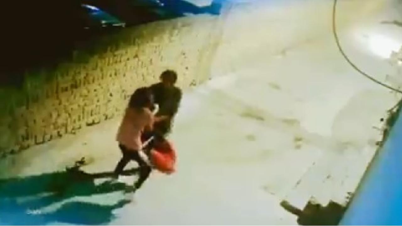 Delhi girl Viral video: దొంగ వెన్నులో వణుకుపుట్టించి పారిపోయేలా చేసిన అమ్మాయి.. వీడియో వైరల్ Delhi girl Viral video: దొంగ వెన్నులో వణుకుపుట్టించి పారిపోయేలా చేసిన అమ్మాయి.. వీడియో వైరల్