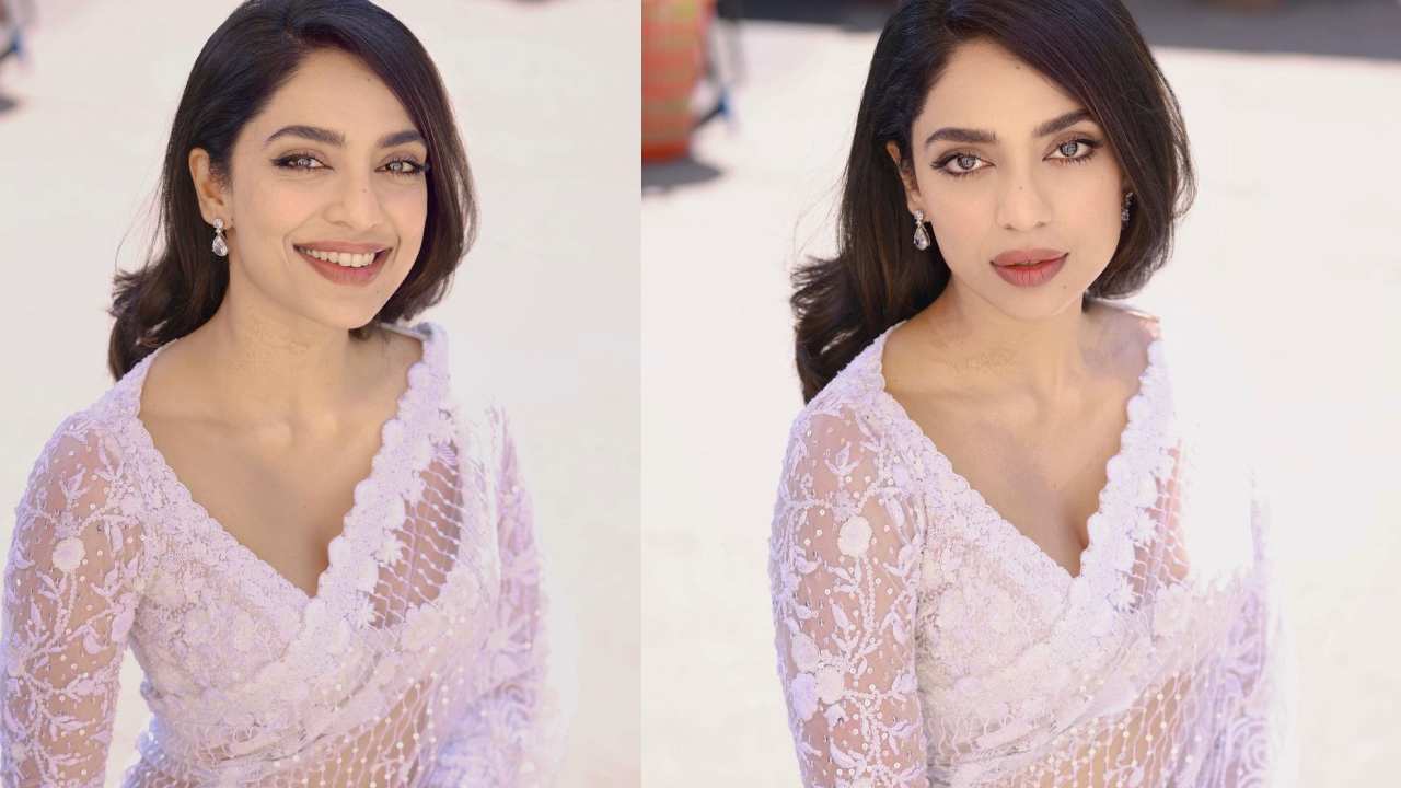 Sobhita Dhulipala : చీరలో చిరునవ్వులతో శోభిత ధూళిపాళ