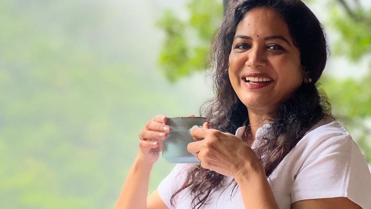 Singer Sunitha : వాళ్ళు నా పాటని ఇష్టపడతారా లేదా నా చీరల్ని, నా అందాన్ని ఇష్టపడతారో తెలీదు.. Singer Sunitha : వాళ్ళు నా పాటని ఇష్టపడతారా లేదా నా చీరల్ని, నా అందాన్ని ఇష్టపడతారో తెలీదు..