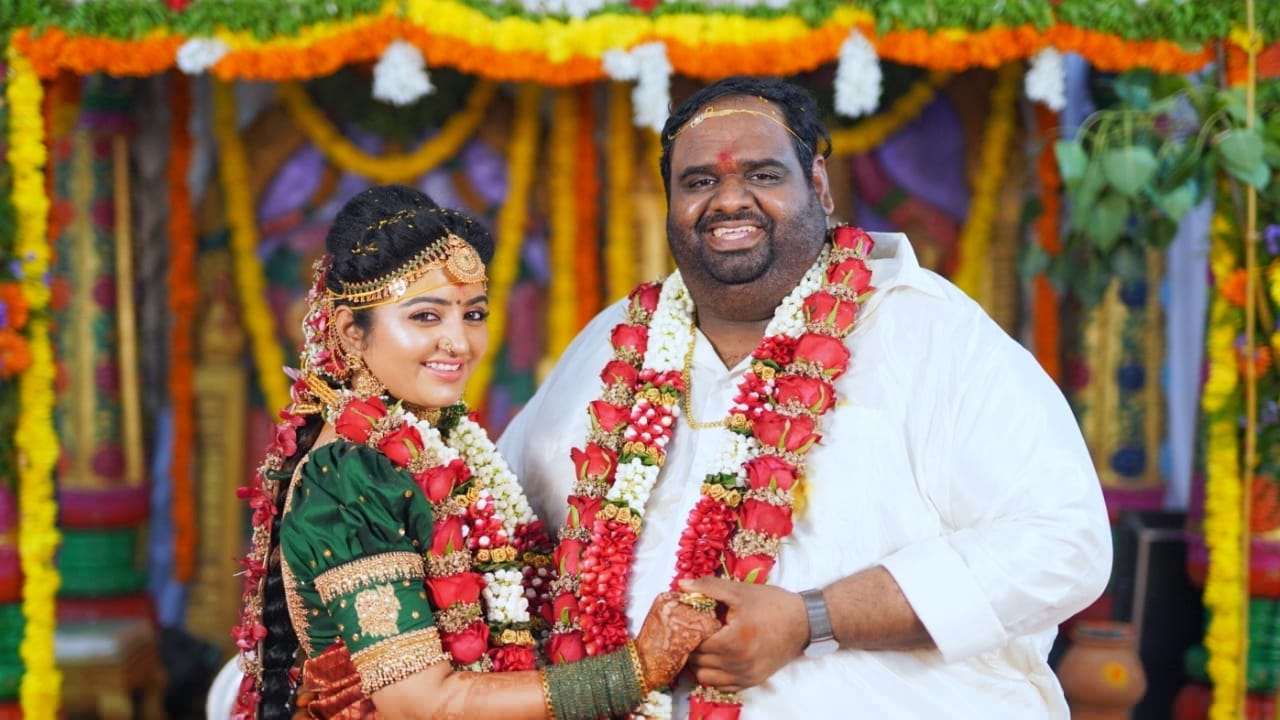 Ravindar-Mahalakshmi : ప్రేమకి అందంతో పని లేదని నిరూపించారు.. వైరల్ అవుతున్న నిర్మాత, నటి పెళ్లి ఫొటోలు.. Ravindar-Mahalakshmi : ప్రేమకి అందంతో పని లేదని నిరూపించారు.. వైరల్ అవుతున్న నిర్మాత, నటి పెళ్లి ఫొటోలు..
