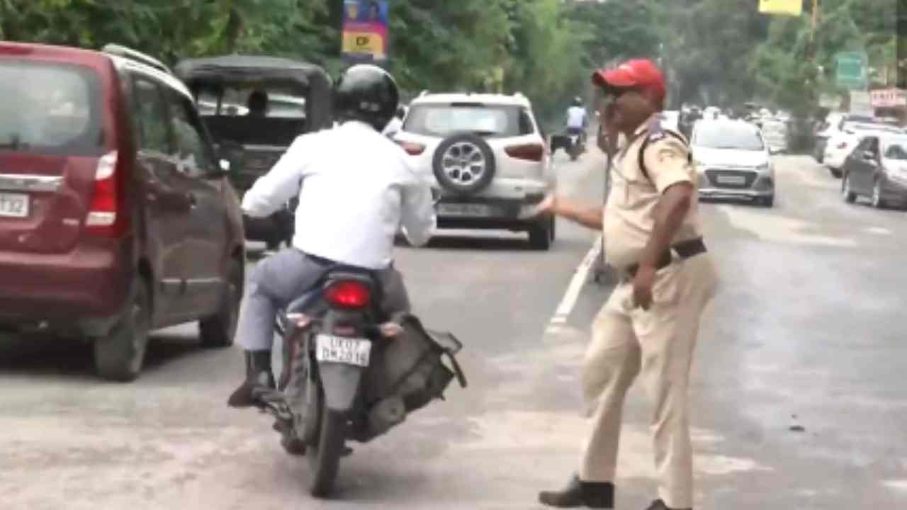 Traffic Control: ట్రాఫిక్ కంట్రోల్ చేయడంలో ఈ హోంగార్డ్ స్టైలే వేరు.. వీడియో చూస్తే మీరూ ఫిదా అవుతారు.. Traffic Control: ట్రాఫిక్ కంట్రోల్ చేయడంలో ఈ హోంగార్డ్ స్టైలే వేరు.. వీడియో చూస్తే మీరూ ఫిదా అవుతారు..