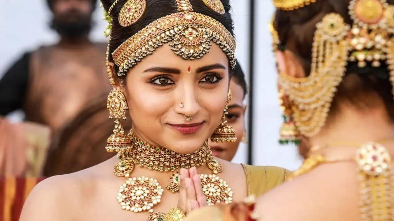 Trisha : పొన్నియిన్ సెల్వన్ షూటింగ్ లో నిజమైన బంగారు నగలే వాడాము.. Trisha : పొన్నియిన్ సెల్వన్ షూటింగ్ లో నిజమైన బంగారు నగలే వాడాము..