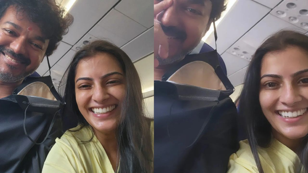 Varalakshmi Sarath Kumar Selfies with Vijay : తమిళ్ స్టార్ హీరో విజయ్‌తో ఫ్లైట్‌లో సెల్ఫీలు దిగుతూ హడావిడి చేసిన వరలక్ష్మి శరత్‌కుమార్