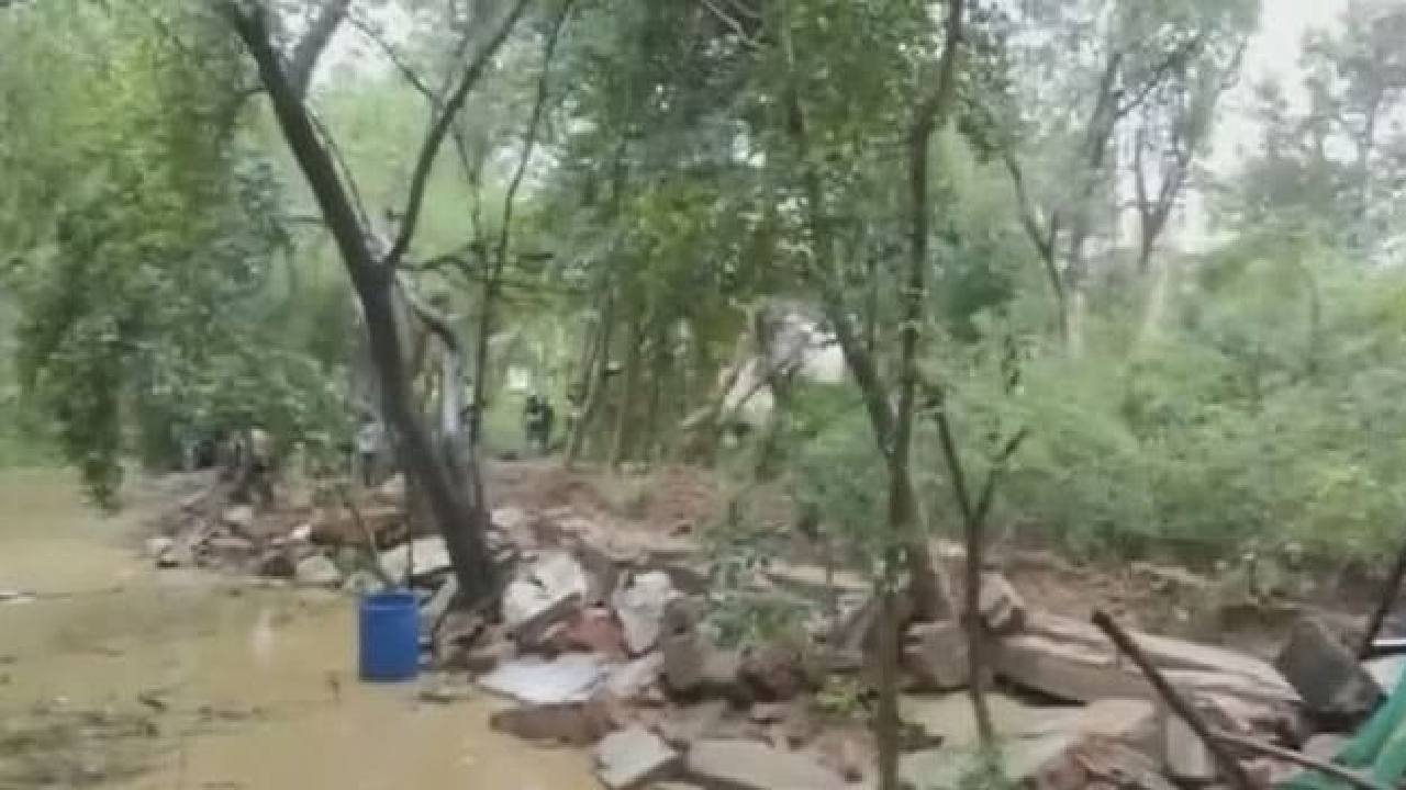 Wall Collapses In Lucknow: భారీ వర్షాలకు గోడ కూలి 9 మంది మృతి.. మరో ఇద్దరికి తీవ్ర గాయాలు Wall Collapses In Lucknow: భారీ వర్షాలకు గోడ కూలి 9 మంది మృతి.. మరో ఇద్దరికి తీవ్ర గాయాలు