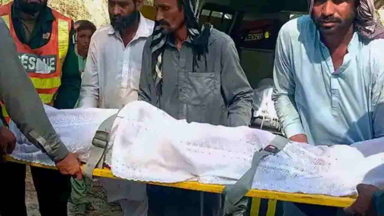 Pakistan: పాకిస్థాన్లో ఒళ్లు గగుర్పొడిచే ఘటన.. ఓ ఆసుపత్రి భవనం పైకప్పుపై 200 కుళ్ళిన మృతదేహాలు.. Pakistan: పాకిస్థాన్లో ఒళ్లు గగుర్పొడిచే ఘటన.. ఓ ఆసుపత్రి భవనం పైకప్పుపై 200 కుళ్ళిన మృతదేహాలు..