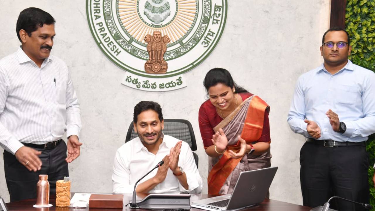 AP CM YS Jagan: గుడ్న్యూస్.. ఆరోగ్యశ్రీ పరిధిలోకి కొత్తగా 809 చికిత్సలు.. ప్రారంభించిన సీఎం జగన్ మోహన్ రెడ్డి AP CM YS Jagan: గుడ్న్యూస్.. ఆరోగ్యశ్రీ పరిధిలోకి కొత్తగా 809 చికిత్సలు.. ప్రారంభించిన సీఎం జగన్ మోహన్ రెడ్డి