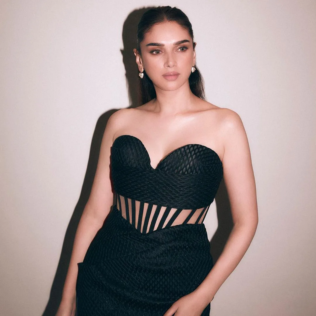 Aditi Rao Hydari sizzling in black outfit dress Pictures