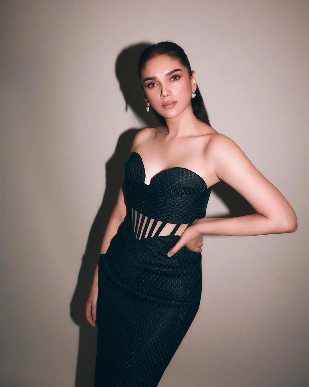 Aditi Rao Hydari sizzling in black outfit dress Pictures