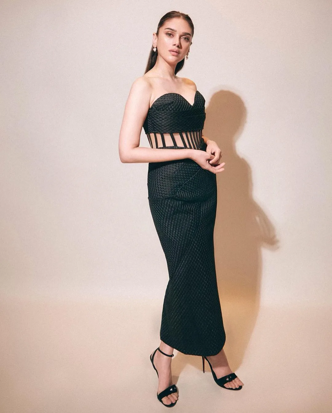 Aditi Rao Hydari sizzling in black outfit dress Pictures