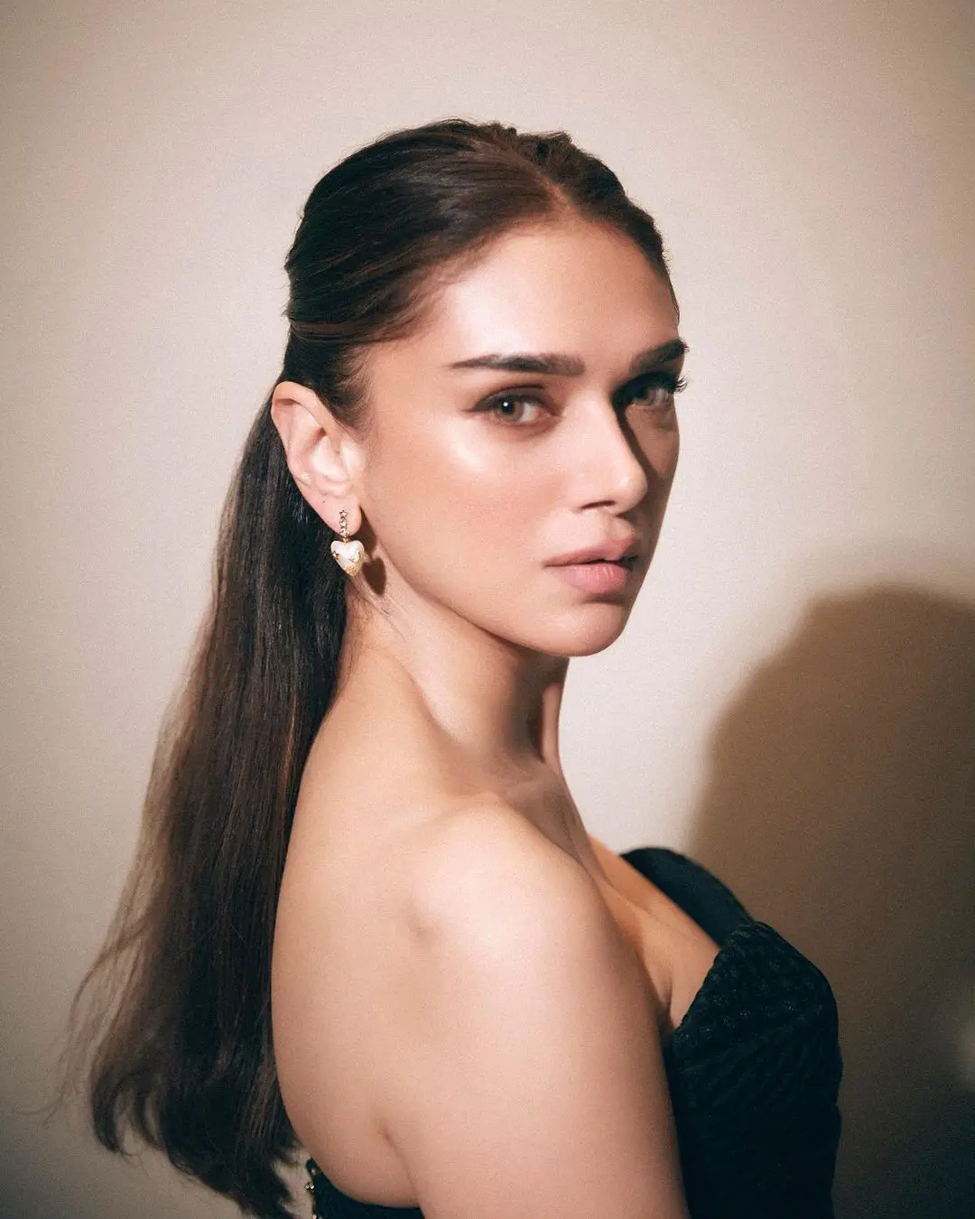 Aditi Rao Hydari sizzling in black outfit dress Pictures